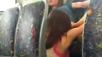 Una donna dal culo grasso con nonne porche amatoriali gambali strappati viene data a un contadino per soldi.