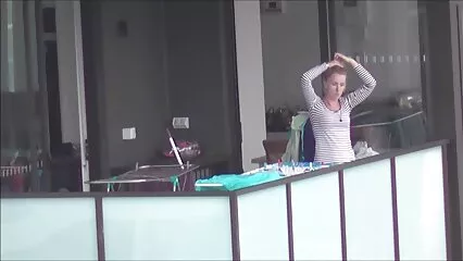 Il ricco turista scopa vecchie puttane video la magra Melba asiatica in un hotel.