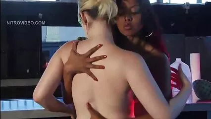 La fica Carolyn Sweet attraversa il calore interrazziale con tardone porche il gigante del sesso.