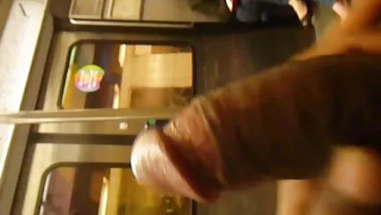 Le amiche si sono imbattute porche vecchie in un sexy shop e hanno fatto sesso con un ragazzo attraverso un buco nel muro.
