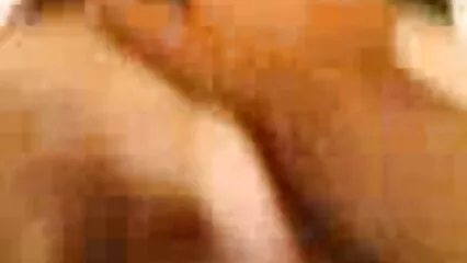 La madre di un amico ha sedotto il giovane scrittore e donne vecchie porche privato dell'innocenza.