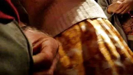 Una donna con grandi tette succhia il cuculo di un vecchie porcone italiane pornografo.