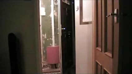 Ha bendato gli occhi di suo vecchie pelose porche marito e ha messo il suo migliore amico sotto di lui.