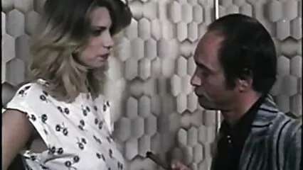 Bruna sorridente scopa alle vecchie porche piace giovane la ragazza con un grosso culo.