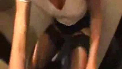 Una ragazza vecchie troie porche con una figura non molto sexy si scopa con un ragazzo.