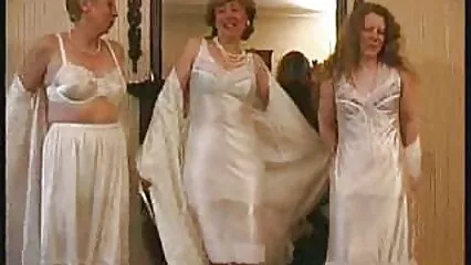 Compilazione erotica di ragazze vecchie porche porno gratis con culi elastici.