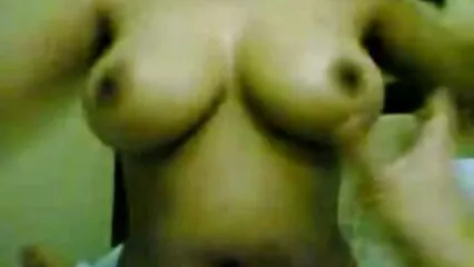 Il film porno nonne porche pene viene spinto attraverso il muro.
