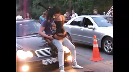 Bel belle nonne porche ragazzo scopa una bella ragazza.