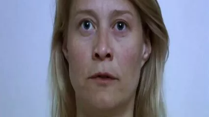 Nora Nova non è schizzinosa riguardo al feticismo vecchie porche con giovani del piede e lascia che il pihar metta il suo cazzo nella sua vulva.