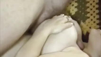 Toccando il cazzo di un ragazzo con mungiture e gambe, e poi scopando anziane porche con lui.