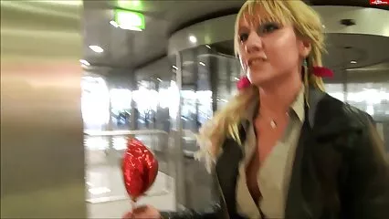 Pulcino nonne molto porche in calze bianche prende il cazzo di un ragazzo nell'ano.