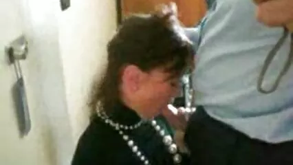 Sesso sul tetto di un edificio residenziale a più piani con una nonne italiane porche troia occhialuta.
