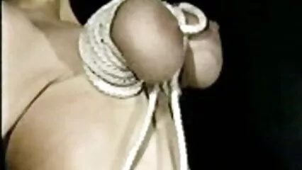 Il tizio scopa la bionda in diverse pose e viene dentro la vagina. nonne porche video