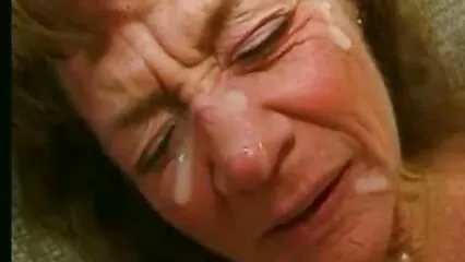 Lo sciattone frusta video di vecchie porche la troia intraprendente.