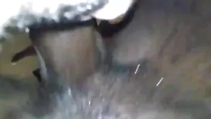 Una ragazza con le gambe lunghe e vecchie nonne porche un piercing nel clitoride si masturba la figa con dei giocattoli.