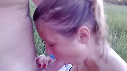 Il fratello è le vecchie porche venuto ai suoni di una donna nera dai capelli ricci.