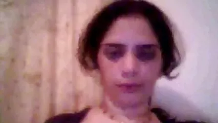 Il trio scopa una ragazza vecchie puttane lesbiche nella vasca da bagno.
