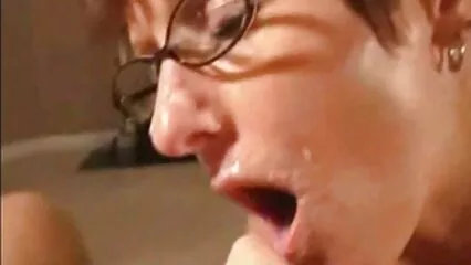 Il riparatore Logan Pierce ha scopato la bella matricola Naomi Swann in tutti i foto di vecchie porche buchi.