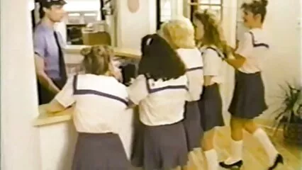 Inserisce un cazzo nel culo della vecchie puttane lesbiche bella Gia fino alle palle.