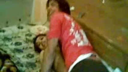 Un grosso cazzo nel culo è ciò di cui aveva bisogno la ragazza dalla pelle scura. donne vecchie porche