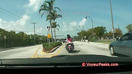 Il patrigno ha scoperto i segreti della figliastra e ha scopato un giovane porche anziane diavolo.