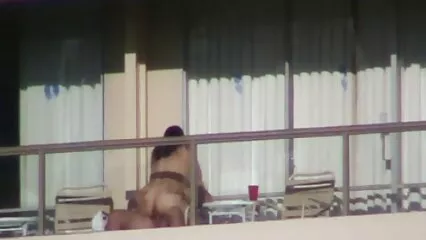 Una vergine occhialuta ha vecchie porche arrapate infilato il suo cazzo nella fica della madre del suo migliore amico