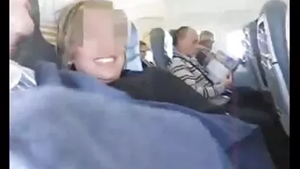 Magra con tette piccole e figa stretta geme sotto nonne italiane porche un uomo.