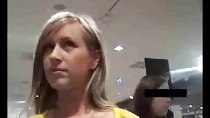 Il fidanzato della figlia ha scopato la pensionata dal seno grosso video vecchie porche Sally Di Angelo in cucina.