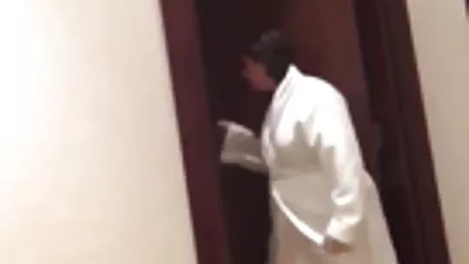 Il ragazzo ha nonne anziane porche un'attraente hostess.