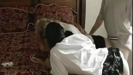 Gli studenti spagnoli scopano davanti tardone porche alla telecamera.