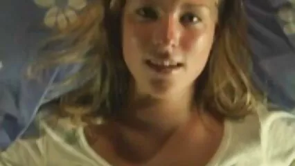 Yasmine Scott dai capelli castani succhia il cazzo con le vecchie porche la gola