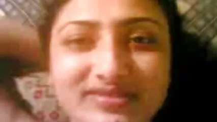 Insegnante afosa si masturba la figa rasata in un'aula vecchie porche nude vuota.