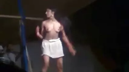 Scopa la donna video porche vecchie grassa di 150 chilogrammi Gloria.