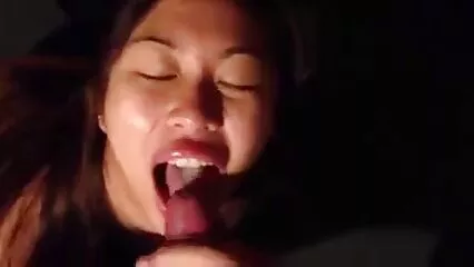 Ragazza in calze donne porche vecchie marroni.