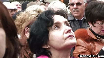 Sesso con vecchie porche scopano una governante in cucina.
